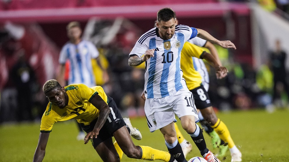 Argentinas Lionel Messi med bollen framför Jamaicas Shamar Nicholson.