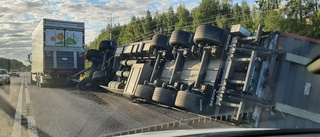 Vält lastbilsläp orsakade trafikproblem på 52:an – bärgninsarbete pågick i timmar