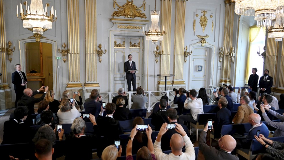 Samlad press då Mats Malm, ständig sekreterare vid Svenska Akademin, tillkännager att årets Nobelpris i litteratur går till Annie Ernaux.