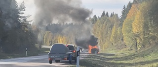 Bil började brinna under färd 