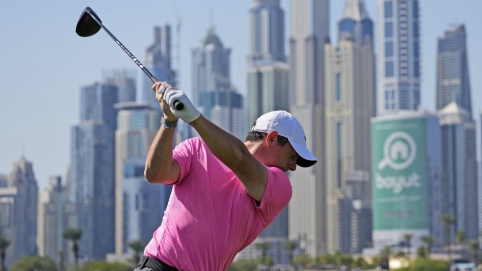Rory McIlroy leder i Dubai.