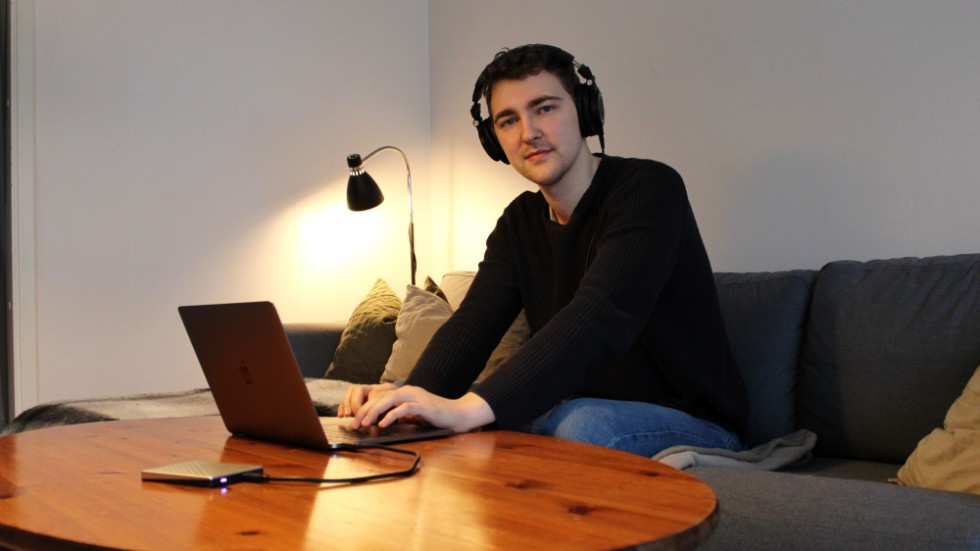 Denis Begu hemma i vardagsrummet i Vimmerby. Det är här 24-åringen både skriver och producerar sin egen musik.