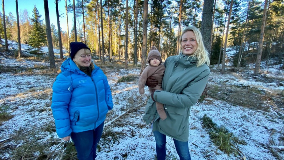 Där solen lyser upp skogsgläntan kommer dansbanan att ligga. Lolita Nilsson, ordförande i Rönö bygdeförening, och Nina Vogel, projektledare, är övertygade om att den nya festplatsen i Segerbo kommer att bli minst lika bra som den gamla i Skälläng.