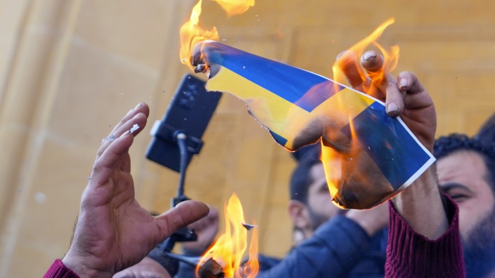 Demonstranter bränner svenska flaggan i Libanons huvudstad Beirut.