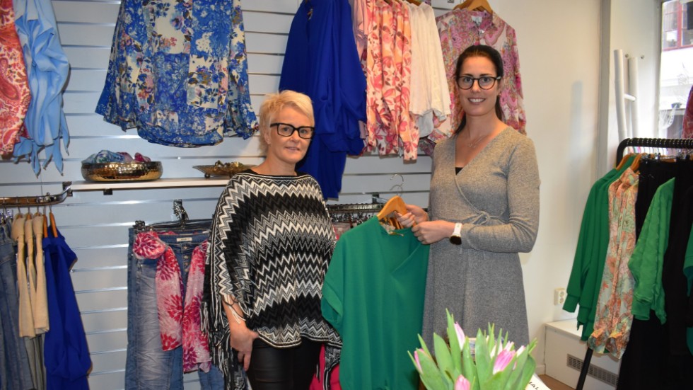 "Vi måste fortsätta hjälpas åt om vi vill ha kvar några butiker i Vimmerby", säger Elisabeth Wolmeryd (till höger). Till vänster kollegan Sofie Diddi. 