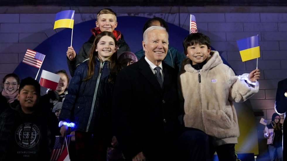 USA:s president Joe Biden tillsammans med flaggviftande barn efter att han hållit sitt tal.