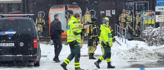 Stora avspärrningar efter fyndet – flera ambulanser på plats