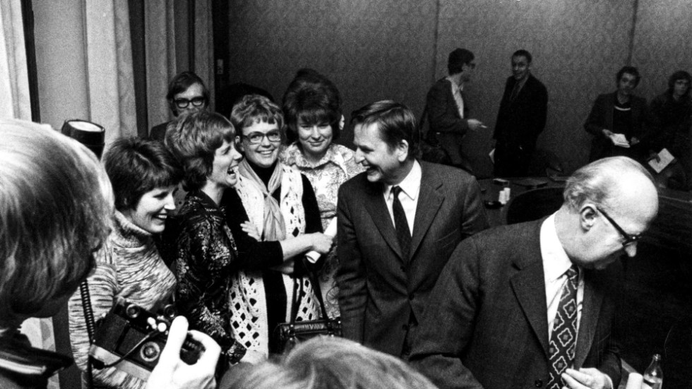 En återblick till 1972: Fyra Skärholmsfruar pratar matpriser med statsministern och jordbruksministern. Från vänster Ulla Magnusson, Gullbritt Unnermark, Marita Stark och Anne-Marie Norman, statsminister Olof Palme och jordbruksminister Ingemund Bengtsson.