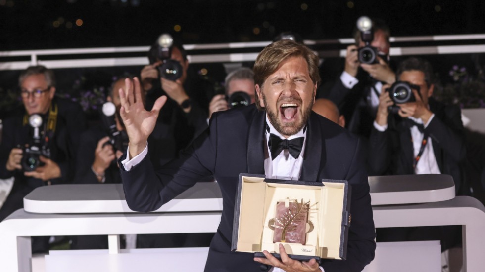 Ruben Östlund jublar efter att ha fått sin andra Guldpalm på filmfestivalen i Cannes i fjol. Arkivbild.