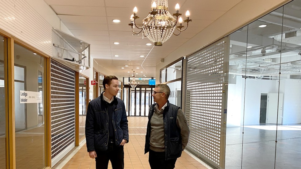 Marcus Andersson, som studerar till fastighetsförvaltare, skulle vilja se fler detaljhandelsbutiker inne i Motala centrum. Här besöker han och Thomas Andersson, Vasaparken, Cityhuset.