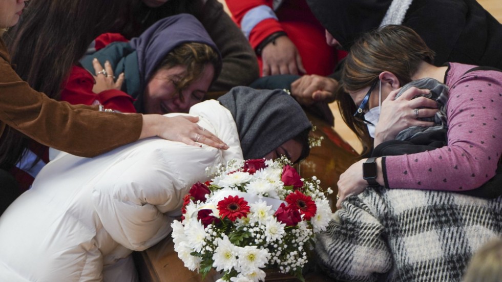 Anhöriga gråter över en kista i italienska Crotone efter tragedin på Medelhavet.