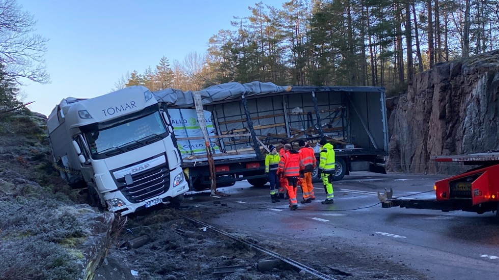 Lastbilsolycka vid Bälö på E22. Bärgning pågår.