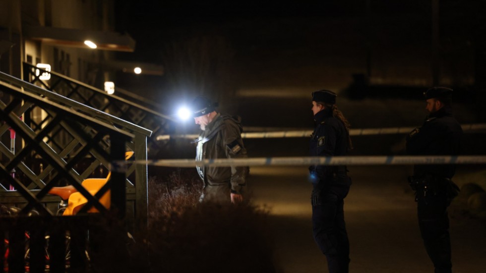 Polisen säkrar spår efter att en lägenhet beskjutits i Farsta strand i södra Stockholm.