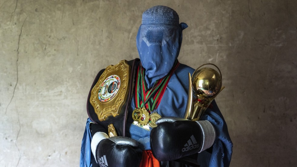 En afghansk MMA-utövare med sina troféer i Kabul. Arkivbild från i höstas.