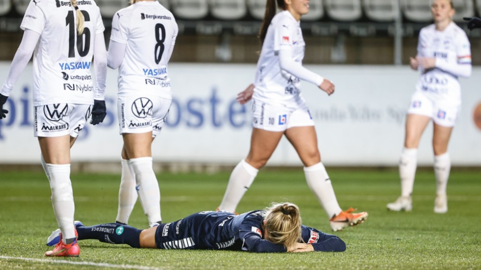 Linköpings Therese Simonsson ligger ner efter en missad målchans under måndagens damallsvenska fotbollsmatch mellan Linköping och IFK Kalmar.