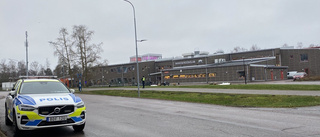 Polisen genomsöker Mariebergsskolan efter bombhotet – förvaltningschefen: "Det skulle smälla klockan åtta"
