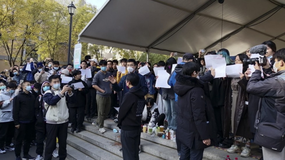 Hårda coronarestriktioner har lett till omfattande protester i flera kinesiska städer.