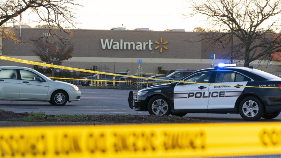 Polis på plats utanför den Walmartbutik där en anställd öppnade eld mot sina kollegor sent på tisdagen.