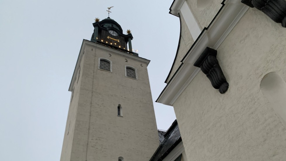 Signaturen Stikkan funderar över tidhållningen i Sankt Olovs kyrka och får svar direkt.