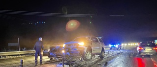Olycka: Bil på mitträcket i Persön