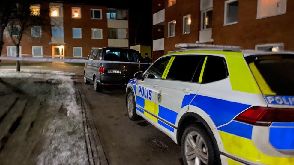 Skottlossning i Storebro under fredagskvällen där en person förts till sjukhus och en polis skadats. Polismannen har kunnat lämna sjukhuset nu.
