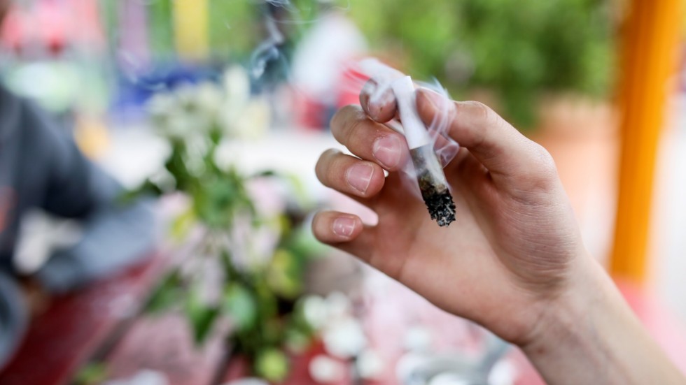 Bruket av cannabis dominerar i Kisa. "Att röka en joint ses inte så allvarligt längre" säger områdespolis Erik Johansson.