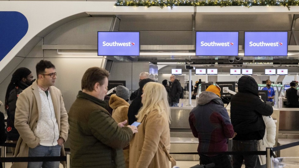 Flygresenärer står i kö för att checka in vid Southwest Airlines desk på LaGuardia-flygplatsen i New York på tisdagen. Flygbolaget ställde in 2|500 flyg på tisdagsmorgonen.