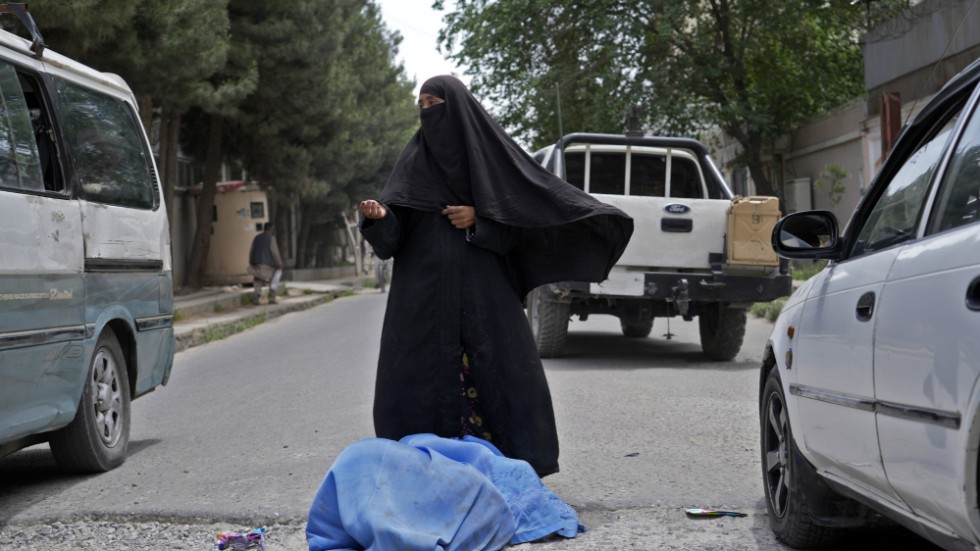 En kvinna i Afghanistans huvudstad Kabul. Arkivbild från maj.