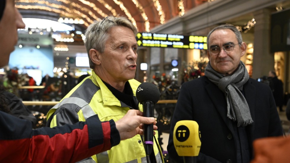 Bengt Olsson, presschef Trafikverket, och Trafikverkets generaldirektör Roberto Maiorana vid en pressträff på Stockholms central tidigare i veckan.