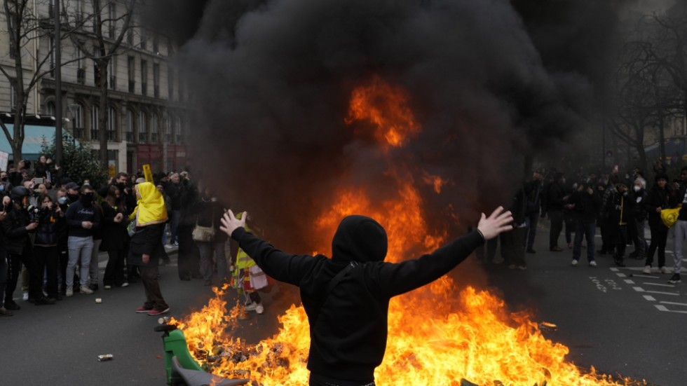 Demonstranterna i Paris gör rätt när de protesterar mot regeringens höjning av pensionsåldern. Det anser debattören som gärna skulle vilja se protester också i Sverige. 