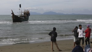 FN: Rädda rohingyer som driver på havet