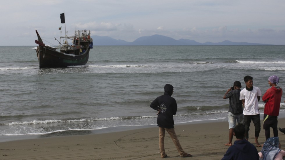FN uppmanar till räddning av rohingyer på flykt som är fast på två drivande fartyg. Bilden visar en annan båt som transporterat rohingyer som anlände till Aceh Besar i Indonesien tidigare i år.