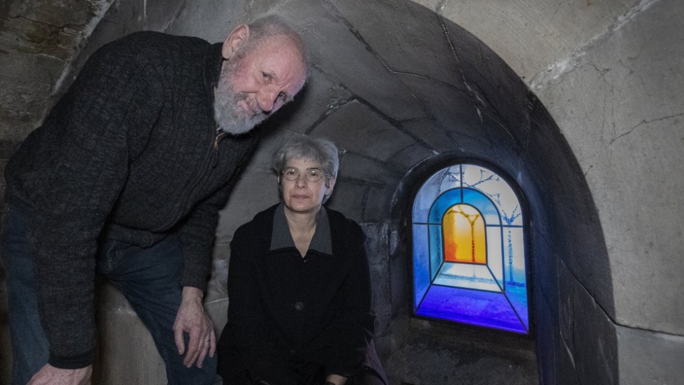 Glasmästare Per Hebsgaard och konstnär Erika Lagerbielke har skapat ett nytt konstglasfönster som ska ge nytt ljus över de äldsta delarna av Lunds domkyrka.
