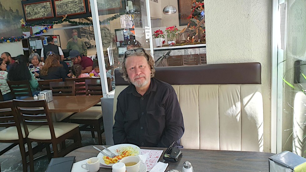 På den anrika restaurangen Casa Blanca intog John Ross sina måltider när han befann sig i Mexiko City. Men det är ju inte säkert att han någonsin satt just vid bordet där Daniel Söderqvist sitter.