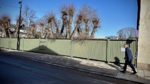 Varför skymmer ett plank Linnéträdgården?