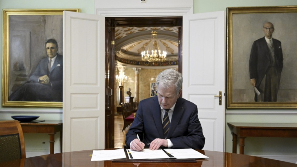 Finlands president Sauli Niinistö signerar landets Natolagar i Helsingfors den 23 mars. Arkivbild.