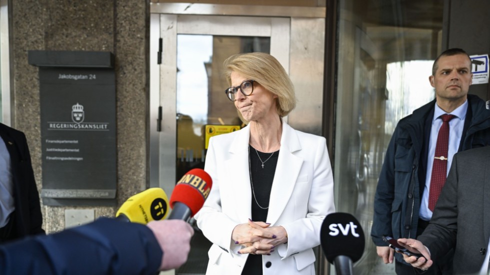 Finansminister Elisabeth Svantesson (M) har gett familjer rådet att köpa billigare mat. Vad regeringen ska göra vill hon inte säga. Det skriver flera Socialdemokrater på debattplats. 