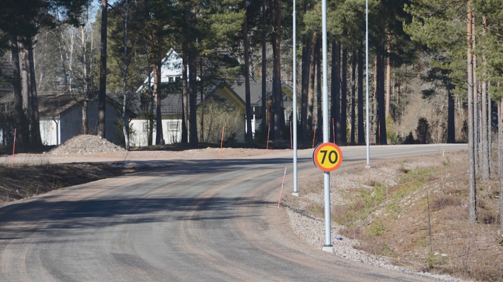 På den nybyggda delen av Korkavägen närmast Krönsmonvägen och Åbrobacken blir det 70 kilometer om man kör ut mot Korka, men 50 om man är på väg in i den nya T-korsningen. Krönsmonvägen/Åbrobacken blir huvudled. Det innebär att det nu blir väjningsplikt för de som kommer gamla Eksjövägen in mot stan.