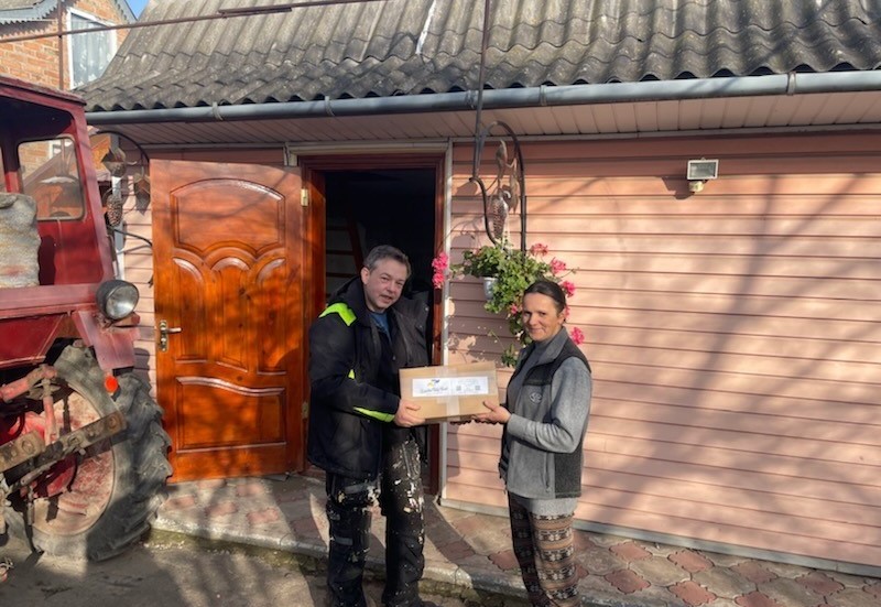 Kenny Fransson från Södra Vi delar ut matpaket i Ukraina. Nu är han på tillbakaresan hem till Sverige. "Man blir glad av att kunna hjälpa", berättar han. 