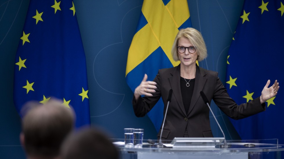 Finansminister Elisabeth Svantesson (M) målar upp en dyster bild av den svenska ekonomin och utlovar en stram finanspolitik.