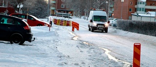 Stor vattenläcka i centrala Älvsbyn – vatten och väg måste stängas av: "Rinner runt 300 kubik per dygn på gatan"
