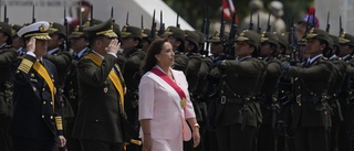 Perus nya president visar upp sig med militär