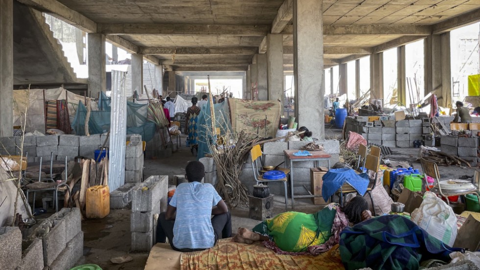 Människor som drivits på flykt fick här tillfälligt uppehälle i en anläggning i Shire, i Tigray, i februari förra året. Arkivbild.