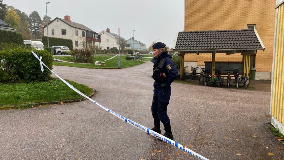 Polisen utreder ett misstänkt mord i en bostad Boxholm. På söndagen var huset avspärrat.