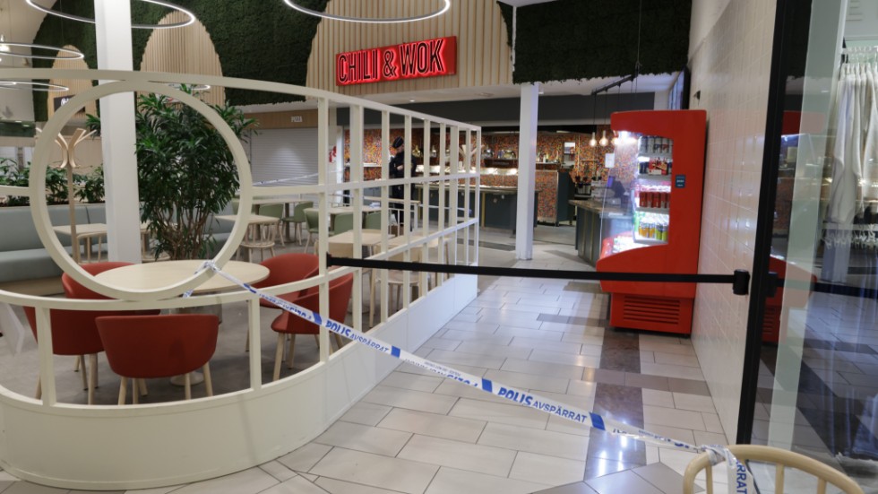 Polisen spärrade av en del av köpcentrumet.