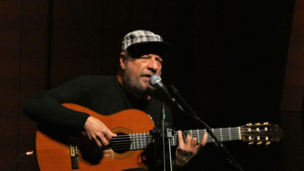 Brasiliens store man João Bosco fick avsluta gitarrfestivalen med sin oefterhärmliga scenstil med mångahanda ljud.