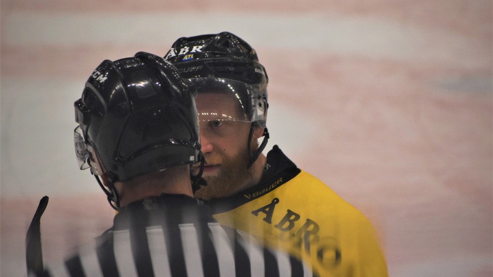 Vimmerby Hockeys kapten Jakob Karlsson i diskussion med domaren direkt efter slutsignalen i Jössarinken, där VH förlorade mot Mörrum med 4–3.