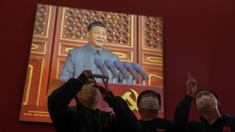 Besökare vid en utställning om president Xi Jinping och Kommunistpartiets framgångar under hans ledning i huvudstaden Peking inför partikongressen.