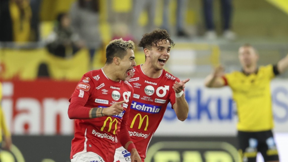 Diego Campos och Justin Salmon jublar efter Degerfors ledningsmål i 1–1-mötet med Elfsborg.