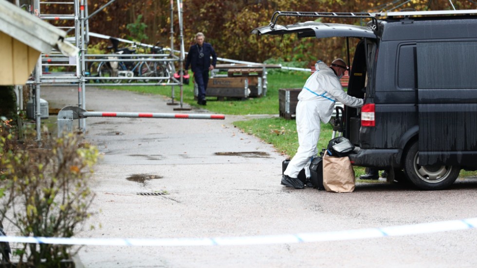 Avspärrningar vid ett bostadshus i Boxholm sedan en person hittats död under söndagen. Arkivbild.